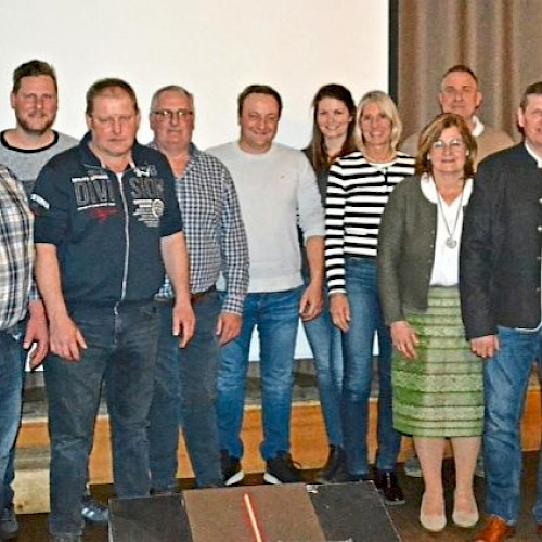 von links: Johannes Sterl, Erwin Nickl (Geschäftsführer), Florian Hierl (Ehrengast), Franz Maier, Tobias Fischl, Herbert Pfeffer, Josef Siedersberger, Maximilian Gilch, Michaela Laumer, Renate Wasmeier (Ehrengast), Rosemarie Mattis (Ehrengast), Werner Hofmann, Roland Siedersberger (1. Vorsitzender), Martin Weiß, Joseph Waas (2. Vorsitzender), Roman Fischer (Ehrengast) und Josef Groß (Ehrengast).