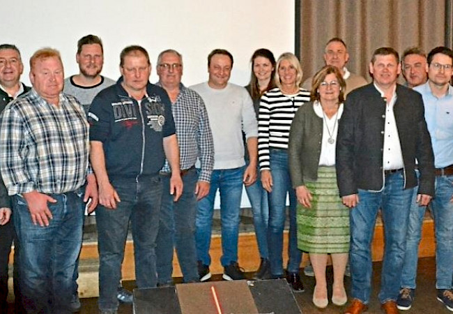 von links: Johannes Sterl, Erwin Nickl (Geschäftsführer), Florian Hierl (Ehrengast), Franz Maier, Tobias Fischl, Herbert Pfeffer, Josef Siedersberger, Maximilian Gilch, Michaela Laumer, Renate Wasmeier (Ehrengast), Rosemarie Mattis (Ehrengast), Werner Hofmann, Roland Siedersberger (1. Vorsitzender), Martin Weiß, Joseph Waas (2. Vorsitzender), Roman Fischer (Ehrengast) und Josef Groß (Ehrengast).